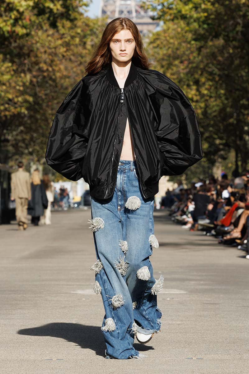 Tutte le nuove tendenze moda jeans per l'estate 2024 - Photo courtesy of Stella McCartney