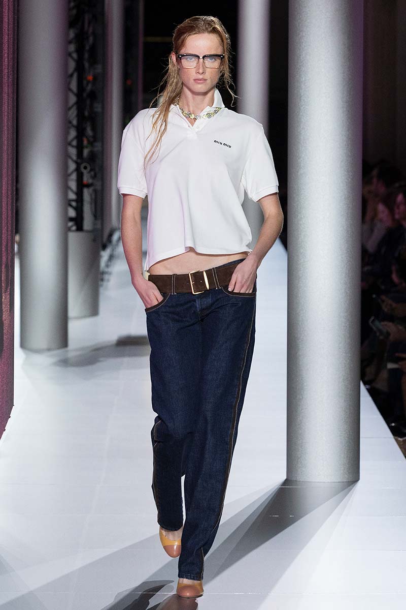 Tutte le nuove tendenze moda jeans per l'estate 2024 - Photo courtesy of Miu Miu