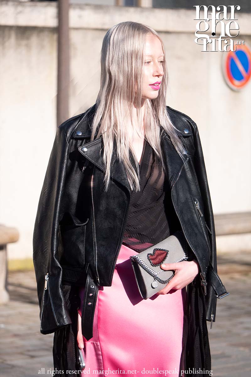 Streetstyle moda donne estate 2024. Ecco come indossare la gonna di raso - Photo Charlotte Mesman