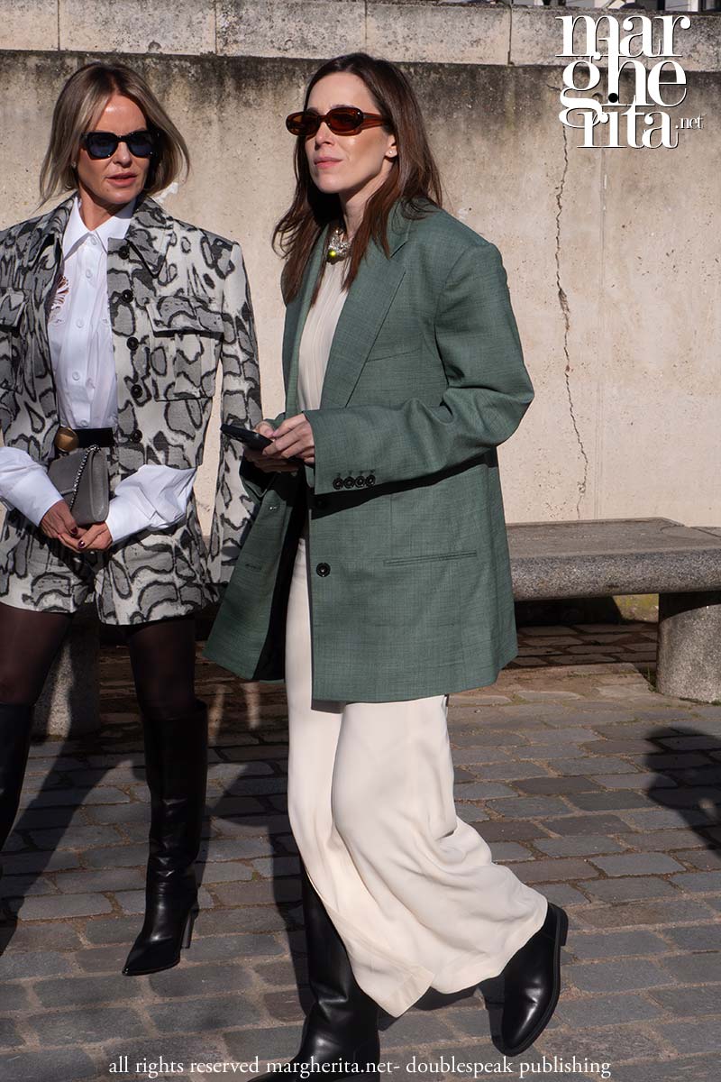 Ecco come portare il blazer oversize secondo le tendenze dell'estate 2024 - Photo Charlotte Mesman