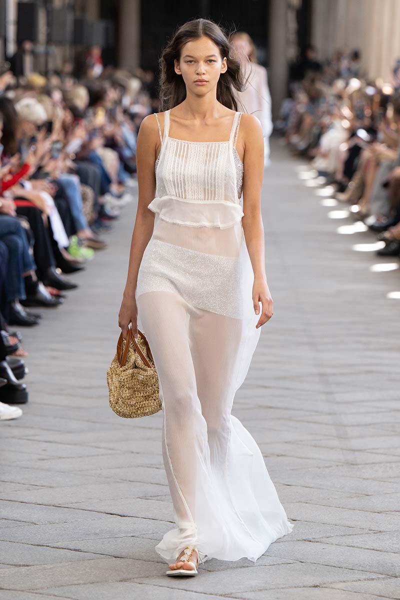 L'ultima tendenza moda per l'estate 2024? Gli abiti bianchi - Photo courtesy of Ermanno Scervino