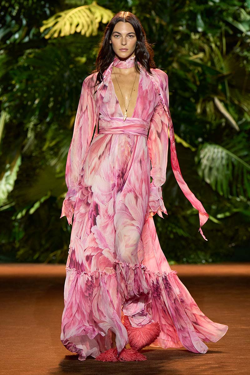 Trend moda estate 2024: ecco le stampe floreali per l'estate (e come indossarle) - Photo courtesy of Roberto Cavalli