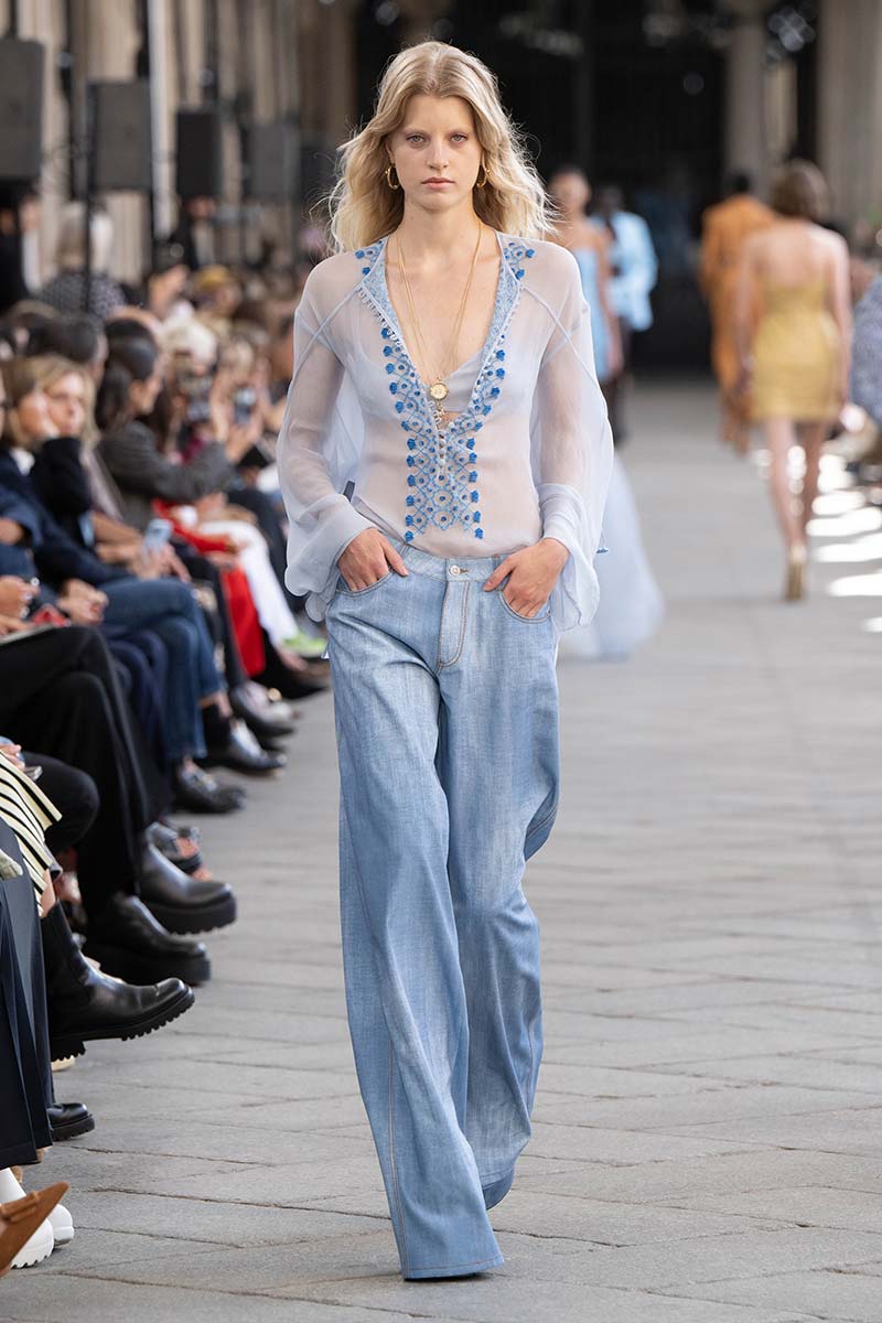 Blu e bianco. L'ultima tendenza della moda per l'estate 2024 - Photo courtesy of Ermanno Scervino