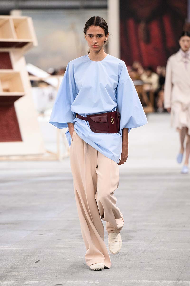 Blu e bianco. L'ultima tendenza della moda per l'estate 2024 - Photo courtesy of Tod's