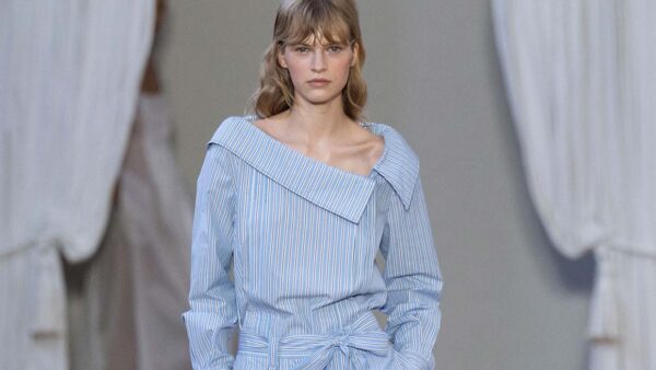 Blu e bianco. L'ultima tendenza della moda per l'estate 2024 - Photo courtesy of Alberta Ferretti