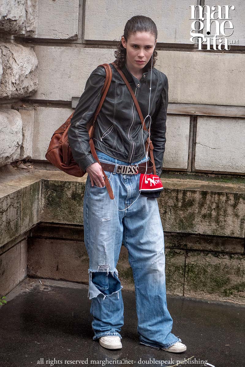 Baggy jeans: il classico dello street style dell'autunno 2024 - Photo Charlotte Mesman