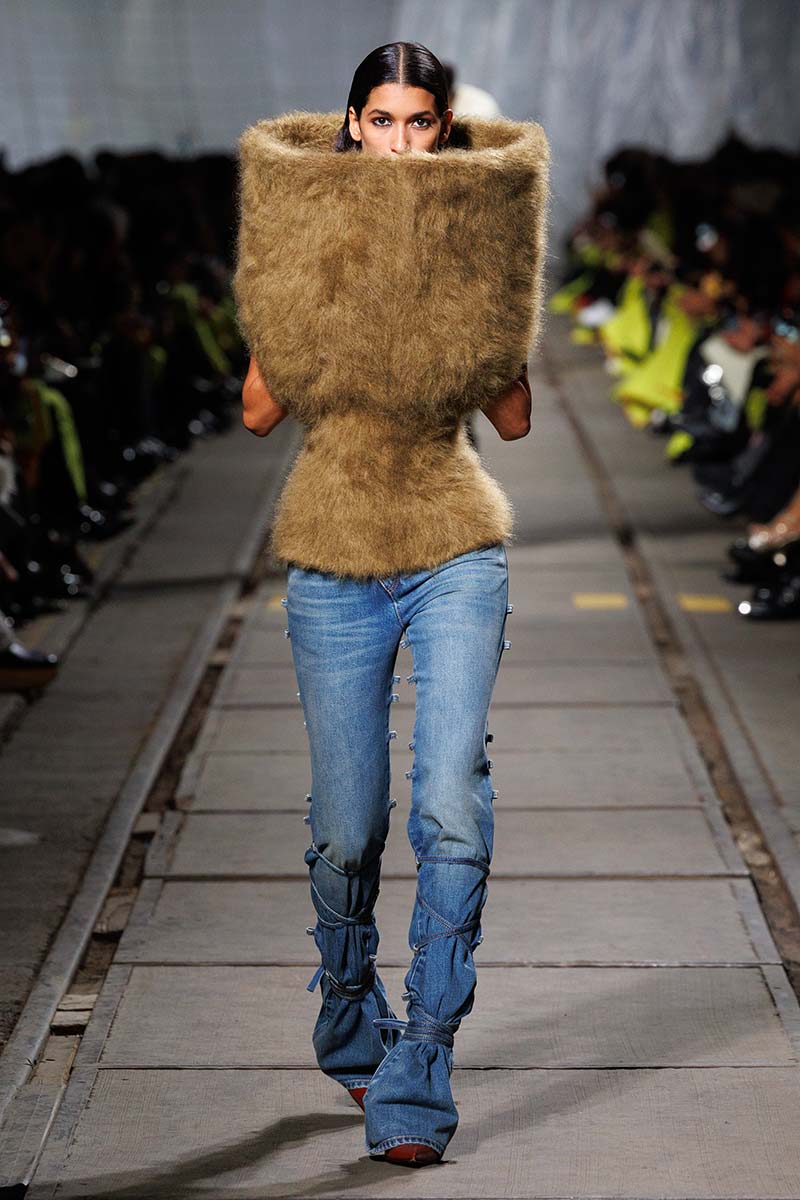 Le nuove tendenze moda jeans donna per l'inverno 2024 - Photo courtesy of Alexander McQueen