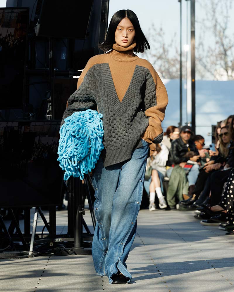 Le nuove tendenze moda jeans donna per l'inverno 2024 - Photo courtesy of Stella McCartney