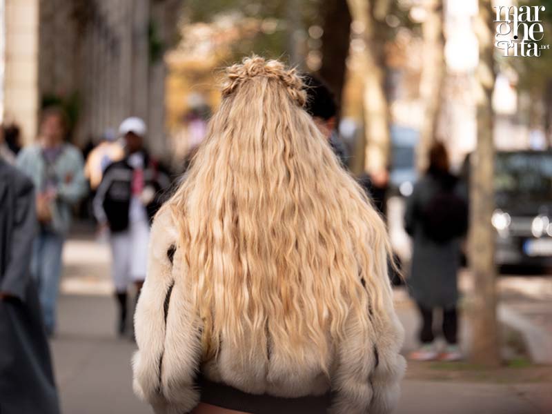 Tendenze capelli inverno 2024. Questa acconciatura alla Sarah Jessica Parker può essere copiata da tutte - Photo Charlotte Mesman