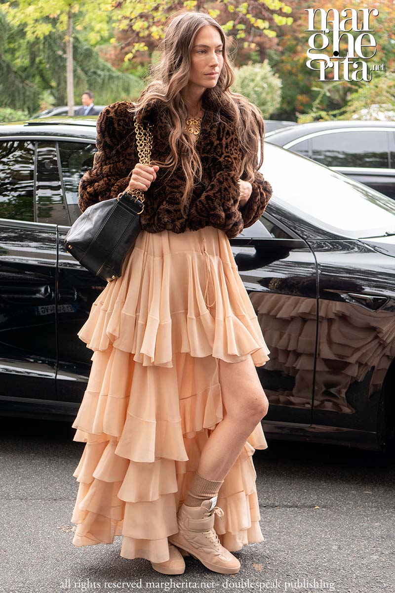 Lo streetstyle alla sfilata di Chloé per l'estate 2025 alla settimana della moda di Parigi - Photo Charlotte Mesman