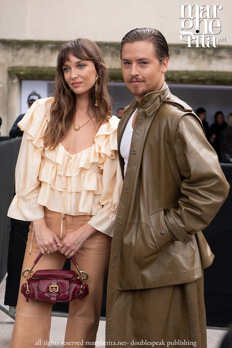 Lo streetstyle alla sfilata di Chloé per l'estate 2025 alla settimana della moda di Parigi - Photo Charlotte Mesman