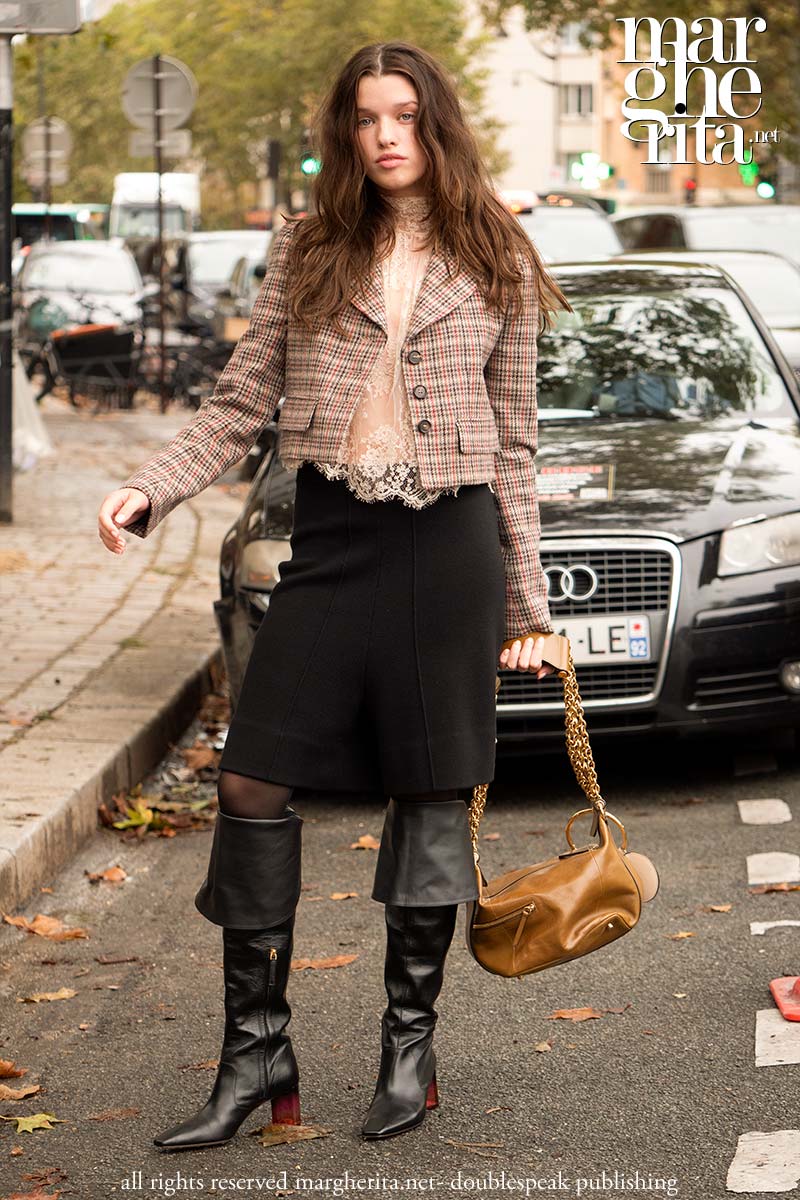 Lo streetstyle alla sfilata di Chloé per l'estate 2025 alla settimana della moda di Parigi - Photo Charlotte Mesman