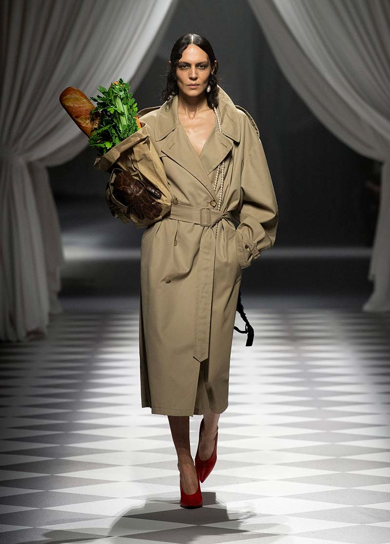 Ecco le tendenze moda trench coat per l'autunno inverno 2024 2025 - Photo courtesy of Moschino