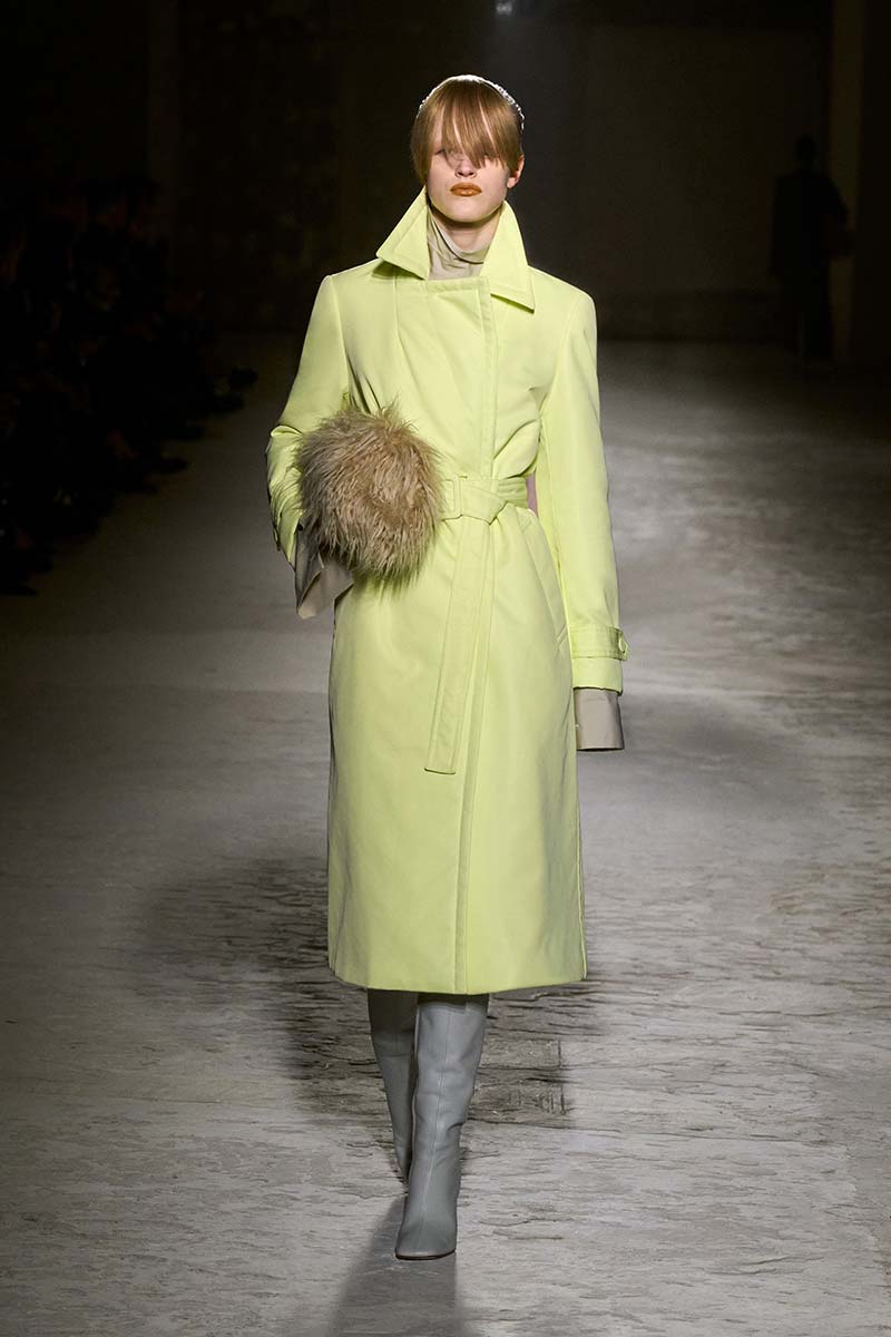 Ecco le tendenze moda trench coat per l'autunno inverno 2024 2025 - Photo courtesy of Dries van Noten