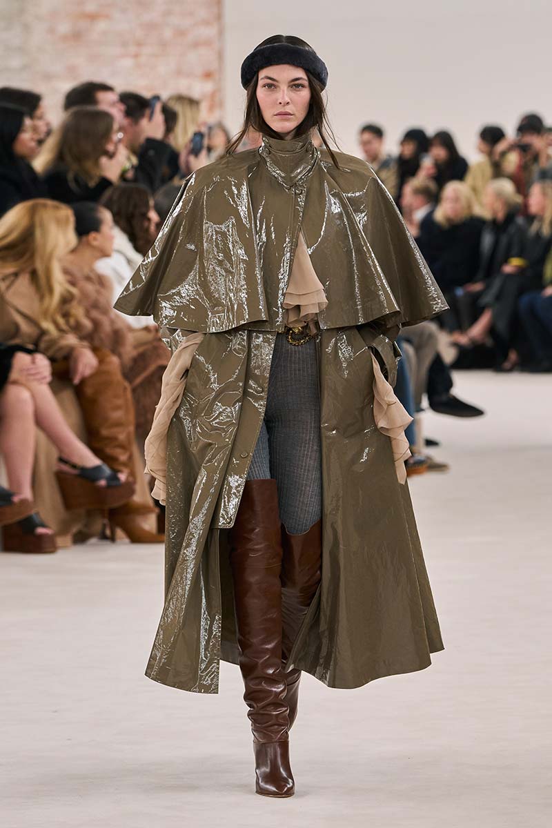 Ecco le tendenze moda trench coat per l'autunno inverno 2024 2025 - Photo courtesy of Chloé