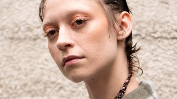 Tendenza make-up 2025: mascara colorati (e non solo) - Photo Charlotte Mesman