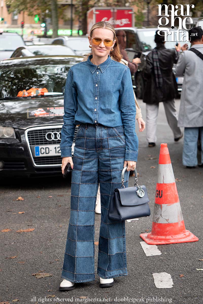 Il total jeans look nelle tendenze moda dell'inverno 2024 2025 - Photo Charlotte Mesman