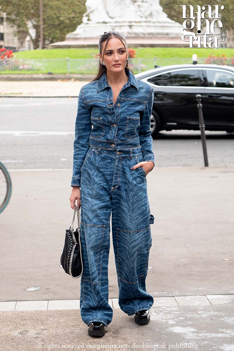 Il total jeans look nelle tendenze moda dell'inverno 2024 2025 - Photo Charlotte Mesman