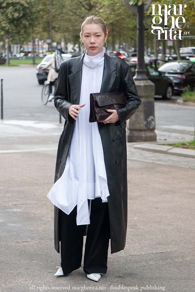 Tendenze moda cappotti per l'inverno 2024 2025. Arriva il maxi cappotto - Photo Charlotte Mesman