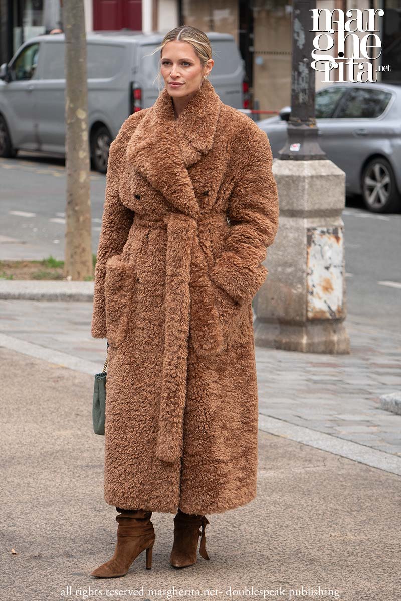 Tendenze moda cappotti per l'inverno 2024 2025. Arriva il maxi cappotto - Photo Charlotte Mesman