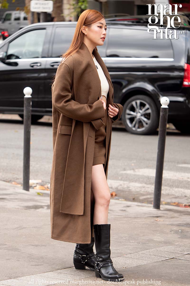 Tendenze moda cappotti per l'inverno 2024 2025. Arriva il maxi cappotto - Photo Charlotte Mesman