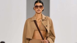 Il colore dell'anno 2025: mocha mousse, Ne parliamo ancora. Photo courtesy of Max Mara SS 2025