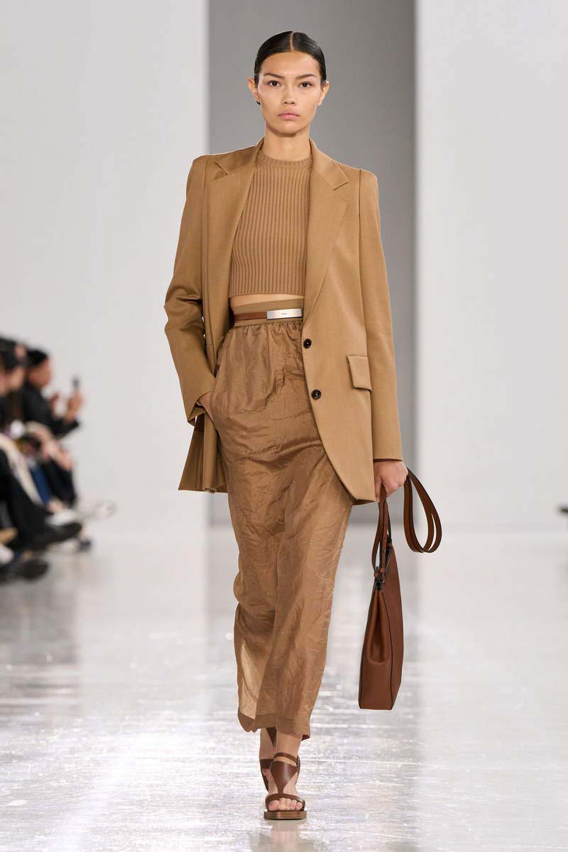 Il colore dell'anno 2025: mocha mousse, Ne parliamo ancora. Photo courtesy of Max Mara SS 2025