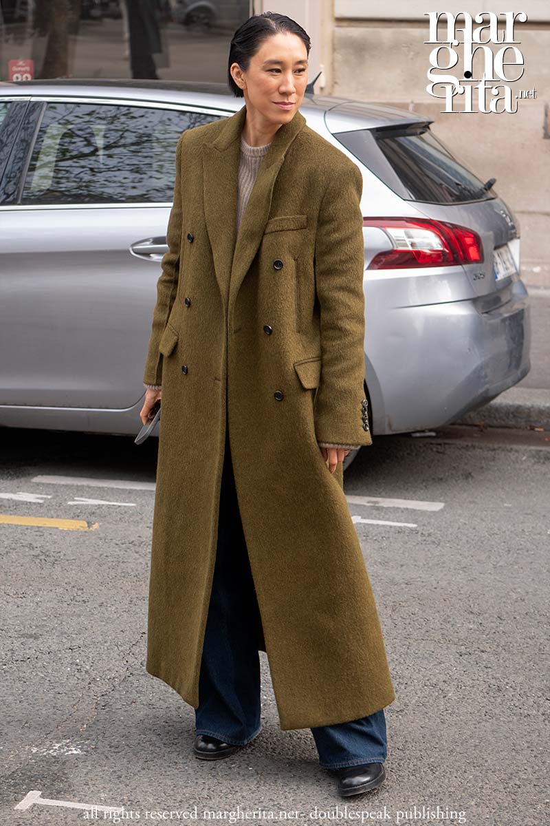 Jeans e cappotto lungo per un look street style all'avanguardia per l'inverno 2024 2025 - Photo Charlotte Mesman