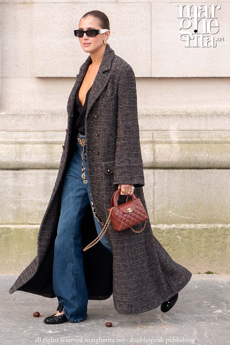 Jeans e cappotto lungo per un look street style all'avanguardia per l'inverno 2024 2025 - Photo Charlotte Mesman