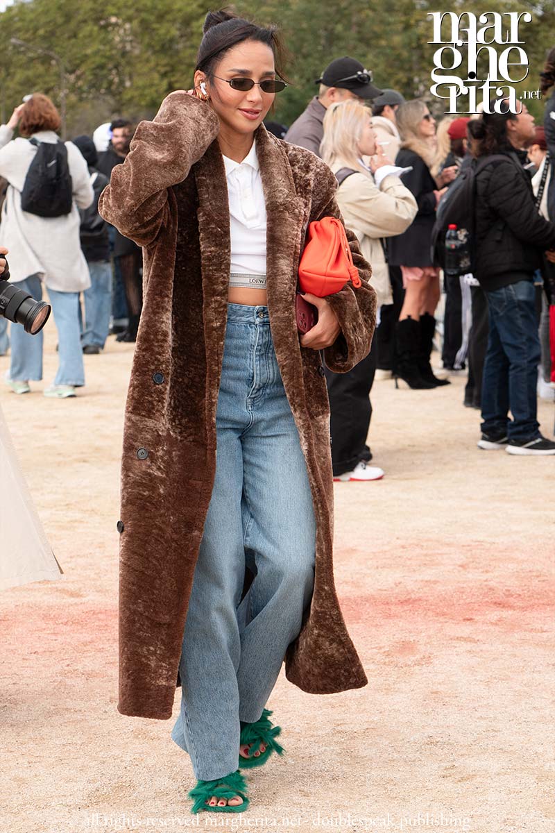 Jeans e cappotto lungo per un look street style all'avanguardia per l'inverno 2024 2025 - Photo Charlotte Mesman