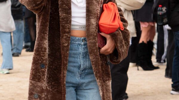 Jeans e cappotto lungo per un look street style all'avanguardia per l'inverno 2024 2025 - Photo Charlotte Mesman