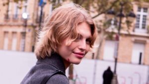 Tendenze capelli 2025. Ecco come rendere trendy un'acconciatura di media lunghezza - Photo Charlotte Mesman