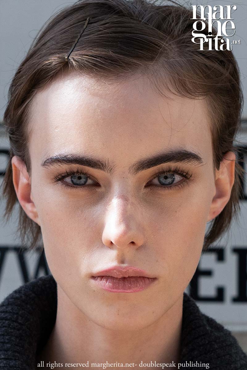 Tendenze makeup 2025. Trucco labbra: il lip liner glitterato è di moda! - Photo Charlotte Mesman