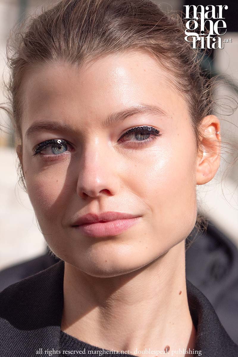 Makeup trends primavera estate 2025. Un party look come visto alla sfilata Chanel - Photo Charlotte Mesman