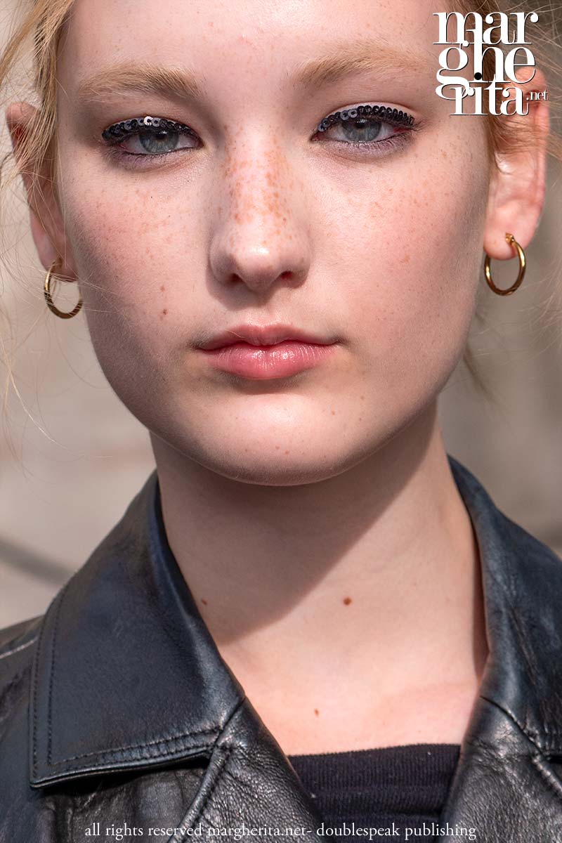 Makeup trends primavera estate 2025. Un party look come visto alla sfilata Chanel - Photo Charlotte Mesman