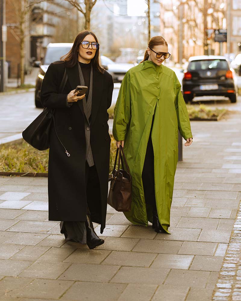 La moda per l’inverno 2025: farsi notare con un maxi cappotto! Photo courtesy of Copenhagen Fashion Week. Ph. Noor-u-nisa