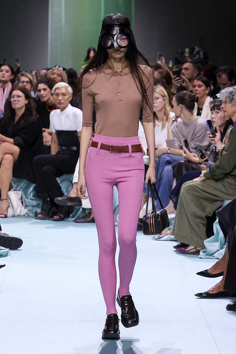 Le tendenze moda pantaloni (lunghi) per la primavera estate 2025. Photo courtesy of Prada