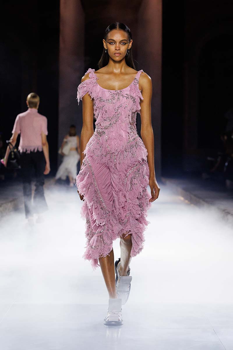 Le tendenze abiti donna per la primavera estate 2025 - Photo courtesy of Alexander McQueen