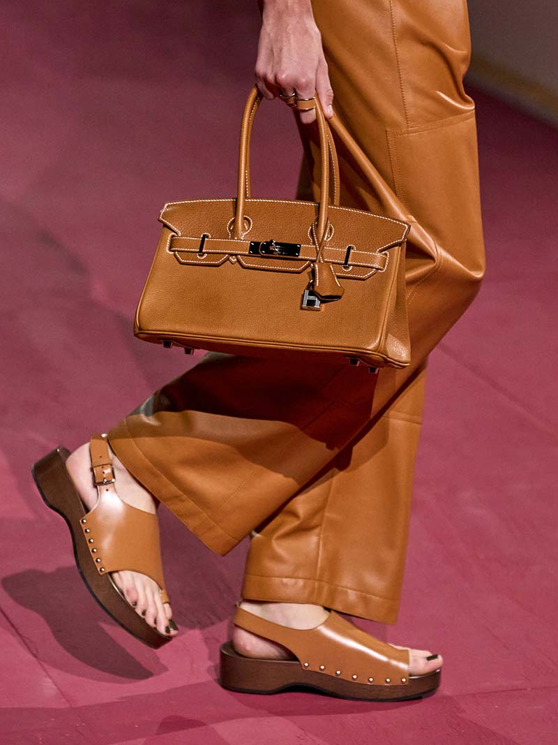 Le nuove tendenze scarpe donna per la primavera estate 2025. Moda accessori 2025 - Photo courtesy of Hermès