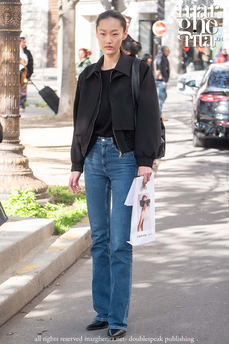 Nuove tendenze jeans per il 2025. I jeans nello streetstyle alla settimana della moda di Parigi estate 2025 - Photo Charlotte Mesman