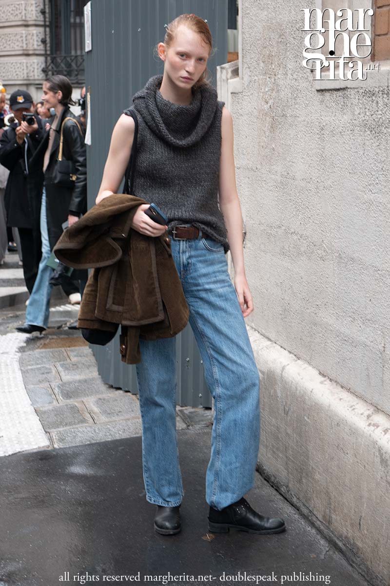 Nuove tendenze jeans per il 2025. I jeans nello streetstyle alla settimana della moda di Parigi estate 2025 - Photo Charlotte Mesman