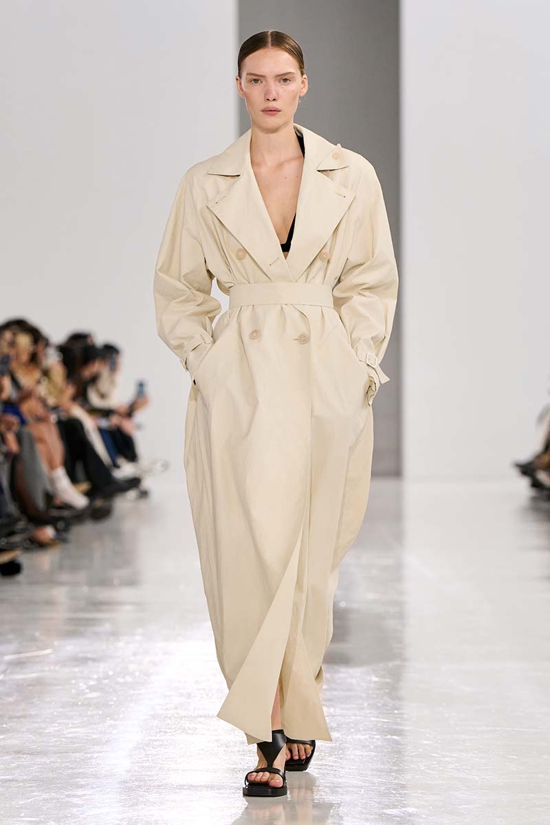 Tirate fuori di nuovo il trench! Ecco le tendenze moda (trench) per la primavera estate 2025 - Photo courtesy of Max Mara