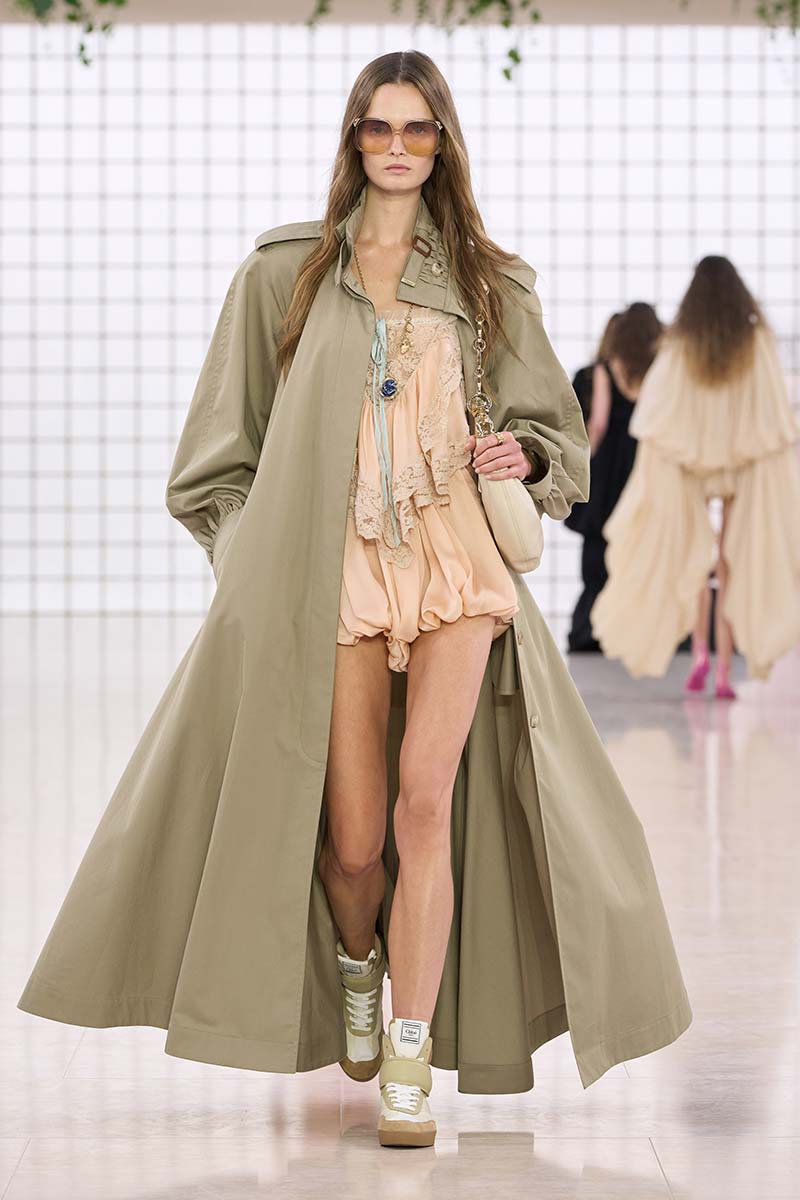 Tirate fuori di nuovo il trench! Ecco le tendenze moda (trench) per la primavera estate 2025 - Photo courtesy of Chloé