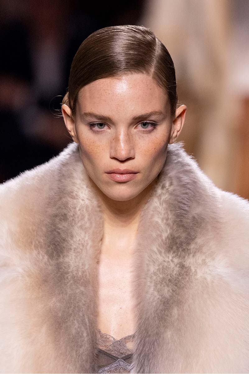 Wet look e chignon per le acconciature di Fendi, idee capelli per l’estate 2025 - Photo courtesy of Fendi