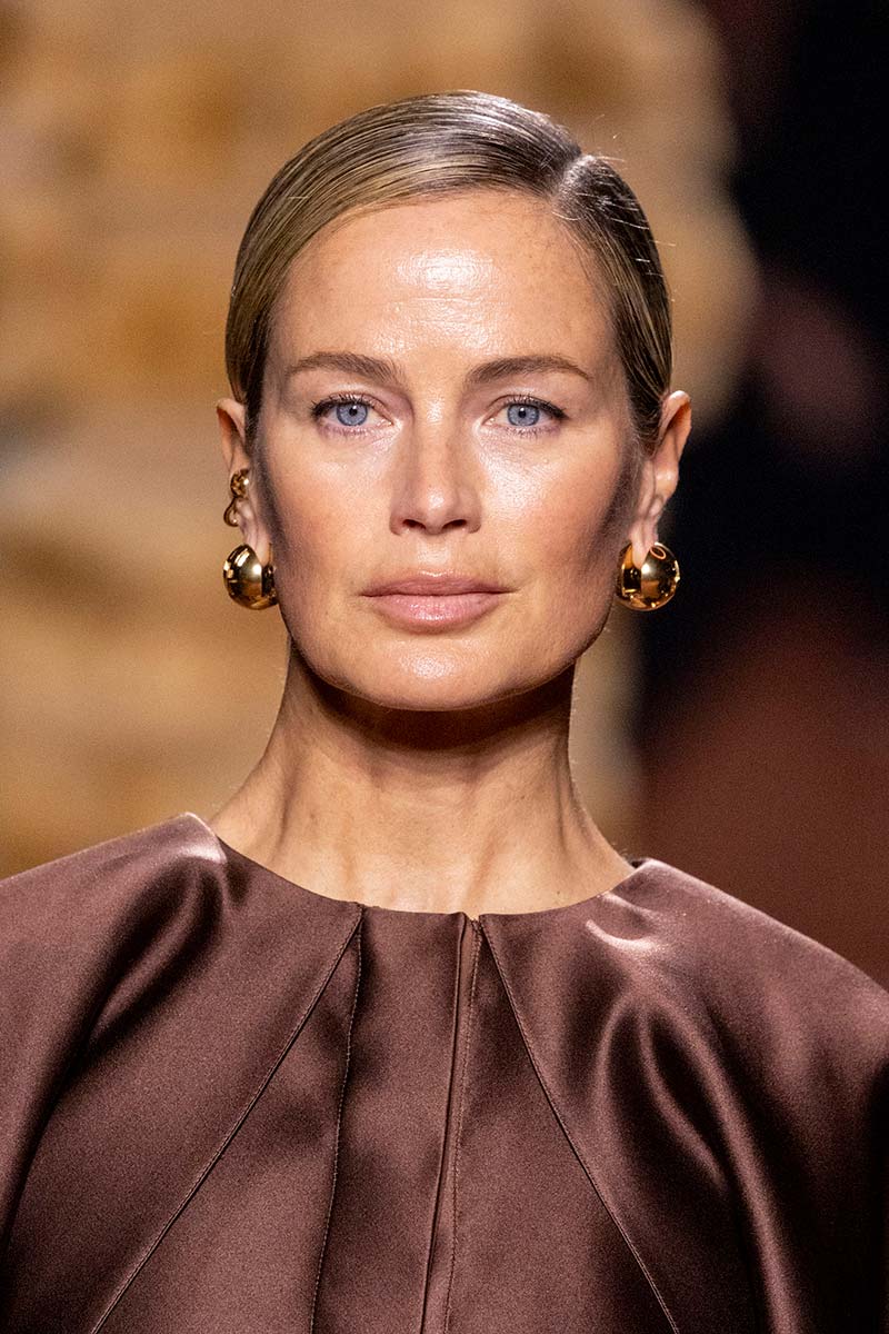 Wet look e chignon per le acconciature di Fendi, idee capelli per l’estate 2025 - Photo courtesy of Fendi