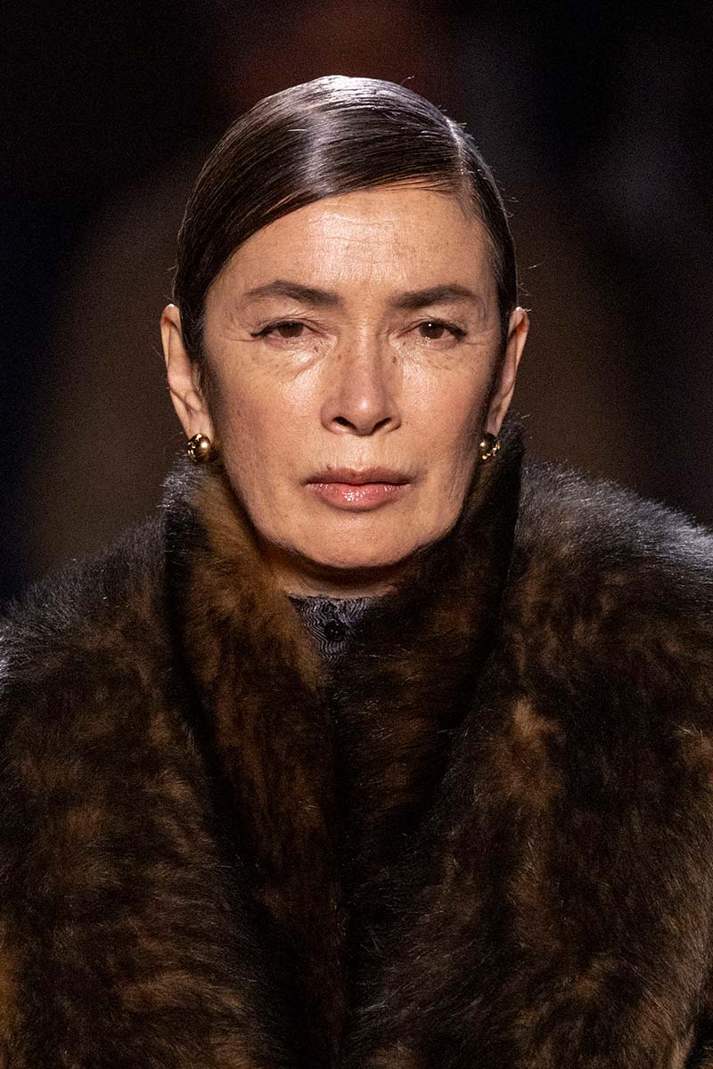 Wet look e chignon per le acconciature di Fendi, idee capelli per l’estate 2025 - Photo courtesy of Fendi