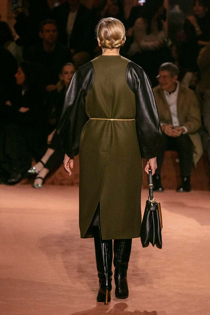 Wet look e chignon per le acconciature di Fendi, idee capelli per l’estate 2025 - Photo courtesy of Fendi