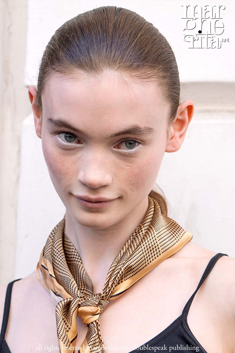 Tendenze make-up per l'autunno inverno 2025: eyeliner bianco - Photo Charlotte Mesman